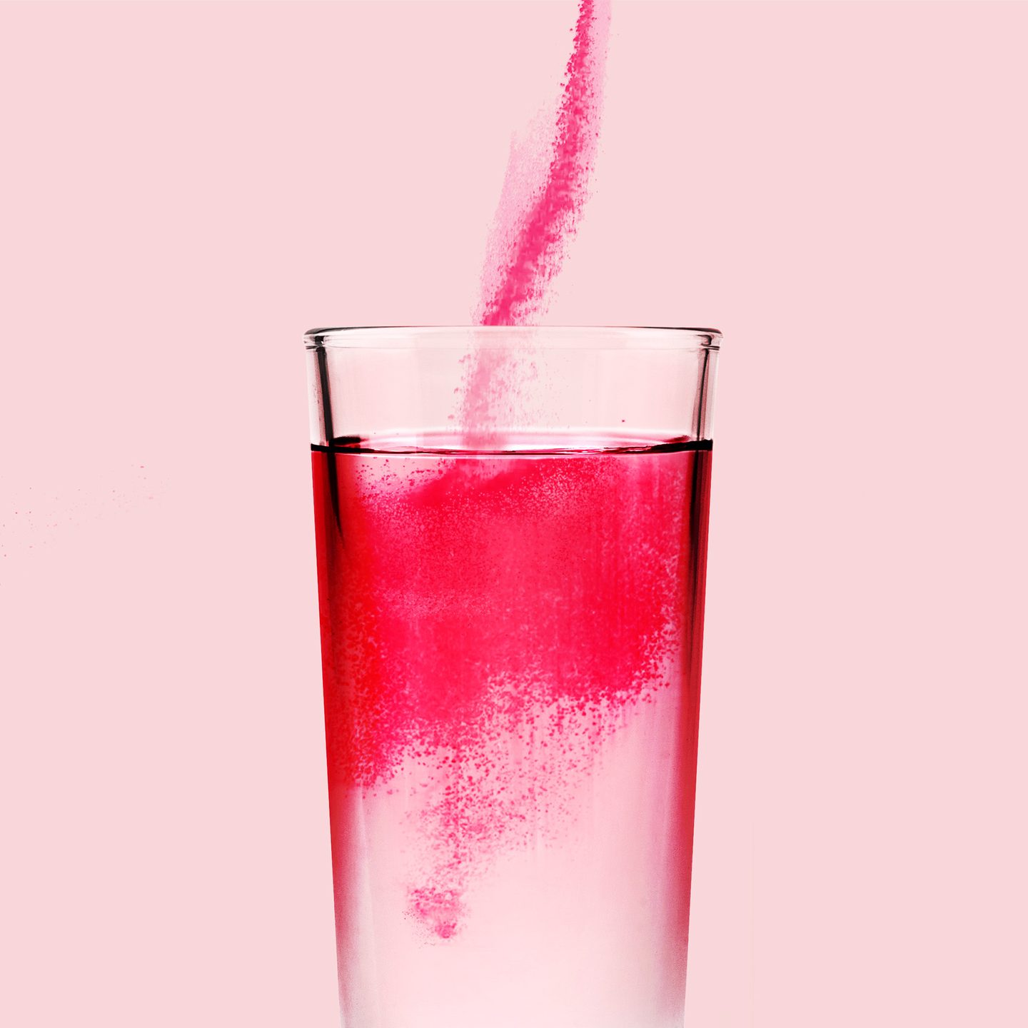 KRAID Pulver löst sich in einem Glas Wasser auf