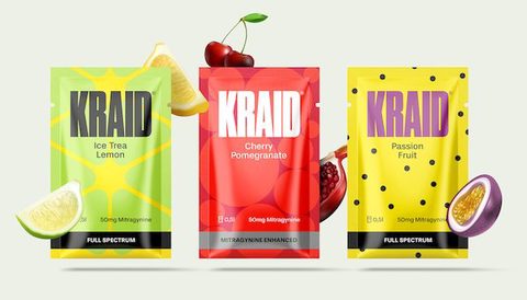 Drei KRAID Sachets, umgeben von Zitrone, Limette, Kirsche, Granatapfel und Passionsfrucht