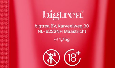 Rückseite eines KRAID Sachets mit bigtrea-Logo, der Adresse in Maastricht und dem 18+-Symbol